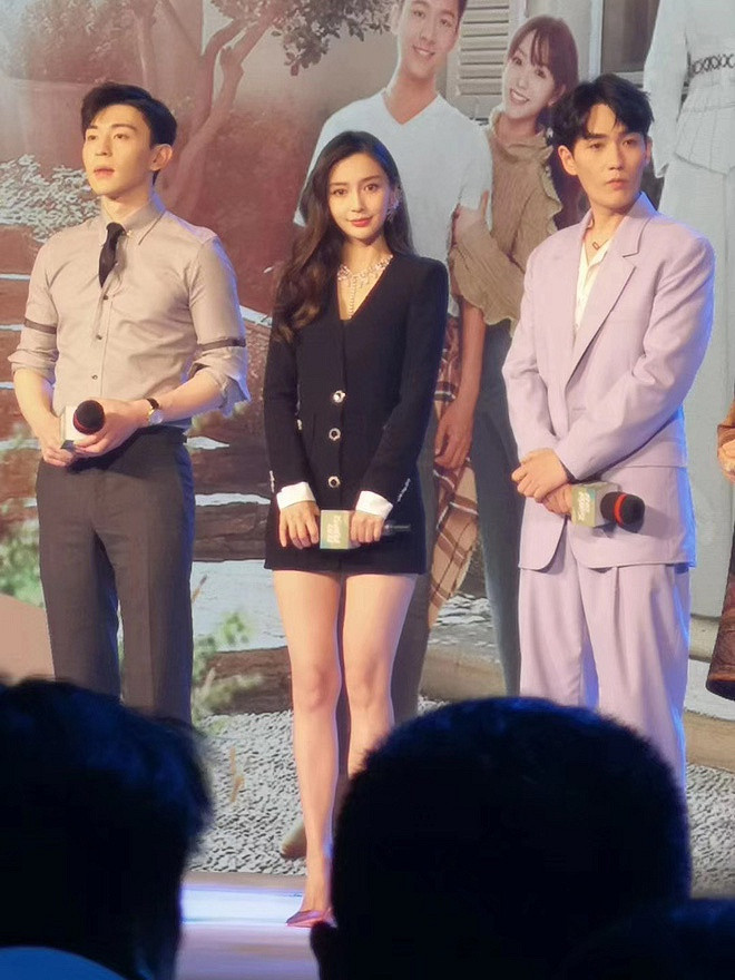 Lộ ảnh chụp chưa qua photoshop, thân hình của Angela Baby bất ngờ gây sốt cộng đồng mạng - Ảnh 3 Lộ ảnh chụp chưa qua photoshop, thân hình của Angela Baby bất ngờ gây sốt cộng đồng mạng - Ảnh 3