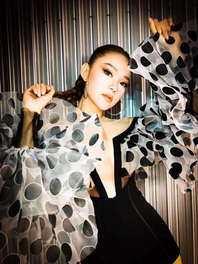 Sau chiếc cằm tai tiếng, Minh Hằng bị nghi vấn căng da mặt ảnh 3 Sau chiếc cằm tai tiếng, Minh Hằng bị nghi vấn căng da mặt ảnh 3