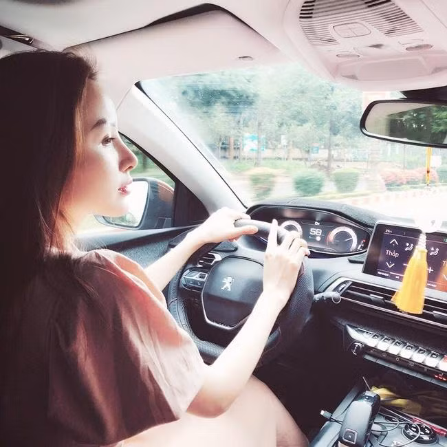 Cuộc sống trái ngược của 4 nàng hậu có phát ngôn “xóc óc” về tiền bạc ảnh 12 cuoc song trai nguoc cua 4 nang hau co phat ngon "xoc oc" ve tien bac - 12