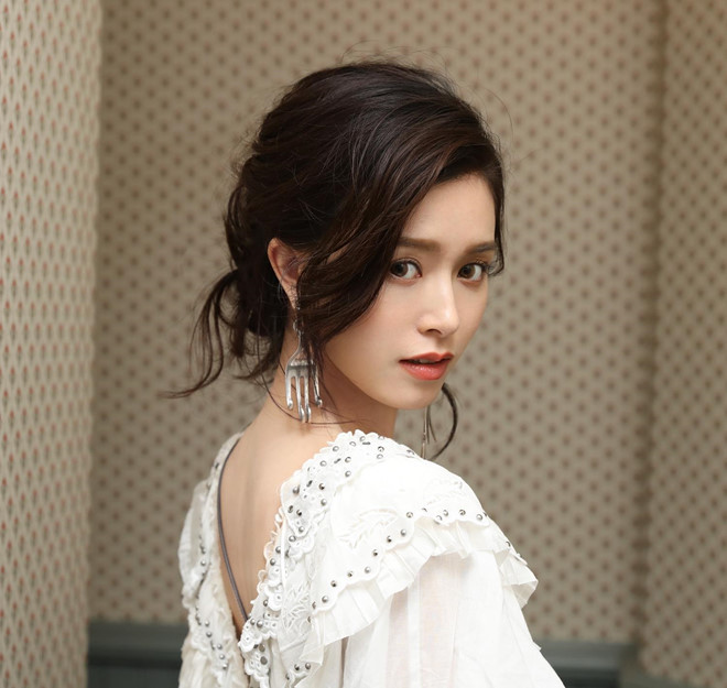 Văn Vịnh San sinh năm 1988, là nghệ sĩ gốc Hong Kong. Với chiều cao 1,68 m, cô được một quản lý công ty người mẫu phát hiện trên đường phố và mời chụp hình khi mới 14 tuổi. Cô từng nhận hai đề cử Nữ phụ xuất sắc nhất tại liên hoan phim Kim Tượng của Hong Kong gồm các phim Xích đạo(2015), Hàn chiến II (2016). Năm 2015, Văn Vịnh San bắt đầu phát triển sự nghiệp tại đại lục. Nữ diễn viên từng tham gia Thục Sơn chiến kỷ, Hải Thượng Mục Vân Ký... Nhan sac goi cam cua dan sao nu