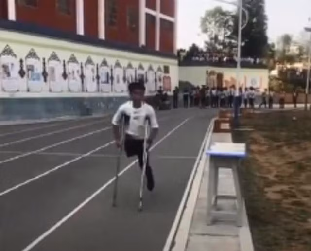 Nghị lực nam sinh khuyết tật quyết tâm hoàn thành bài thi chạy 1.000m - 3