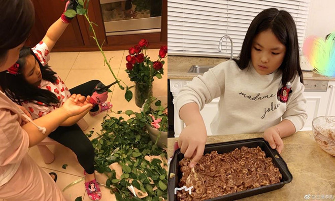 Mới đây, khi tham gia chương trình Thiên thiên hướng thượng, Lý Tương liên tục khen ngợi con gái. Cô kể hai mẹ con có giao ước khi Vương Thi Linh đạt kết quả tốt trong học tập, cô bé có thể yêu cầu mẹ thực hiện một điều ước. Nhưng Vương Thi Linh chỉ mong mẹ làm mỳ Ý cho mình. Nữ MC thích thú chia sẻ, dù cô nấu không ngon nhưng con gái vẫn khen không ngớt lời. Cuoc song phu day hang hieu cua con gai MC quyen luc Trung Quoc hinh anh 10