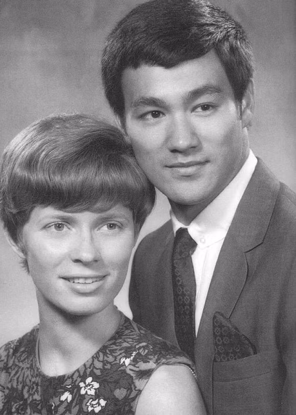 tiet lo bat ngo ve nguoi vo goa cua huyen thoai ly tieu long hinh anh 1