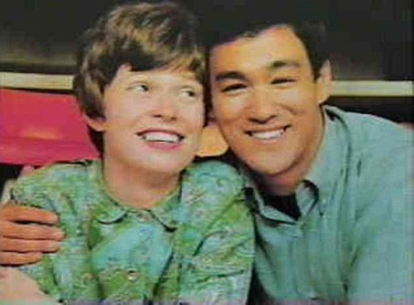 Tiết lộ bất ngờ về người vợ góa của huyền thoại Lý Tiểu Long hình ảnh 2 tiet lo bat ngo ve nguoi vo goa cua huyen thoai ly tieu long hinh anh 2