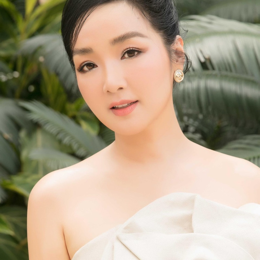 Bị chê tuổi U50 vẫn chỉnh ảnh như búp bê, Giáng My có hành động "lạ" ảnh 2 Hành động lạ của Giáng My khi bị chê tuổi U50 vẫn chỉnh ảnh như búp bê-3