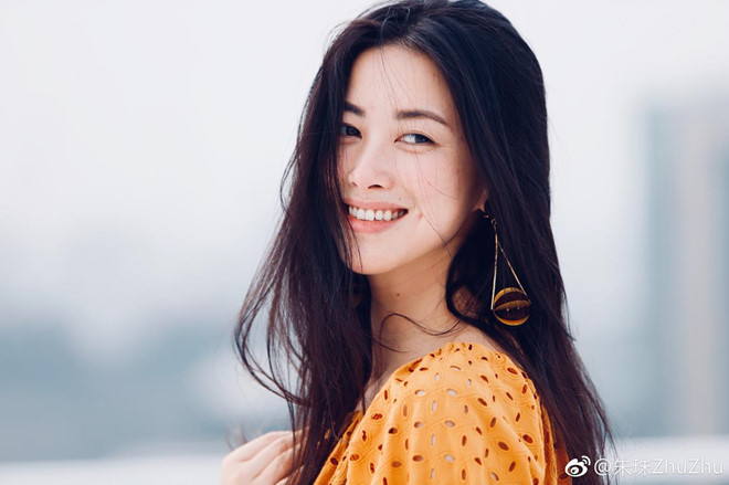 Trong Thiên long bát bộ, Chu Châu đảm nhận vai "đệ nhất dâm phụ" Khang Mẫn. Cô sinh năm 1984, tốt nghiệp Đại học Công thương Bắc Kinh, là diễn viên, ca sĩ, MC của chương trình MTV. Cô từng đoạt quán quân VJ do MTV tổ chức năm 2005. Trong lĩnh vực MC, Chu Châu là một người dẫn chương trình hấp dẫn và hợp tác với nhiều đài lớn của Trung Quốc như Hồ Nam, Chiếu Giang và cả các chương trình của Mỹ vì khả năng nói tiếng Anh của cô rất lưu loát. Nhan sac goi cam cua dan sao nu