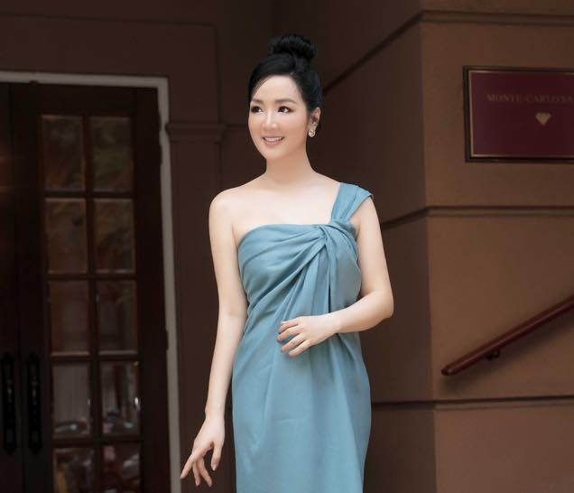 Bị chê tuổi U50 vẫn chỉnh ảnh như búp bê, Giáng My có hành động "lạ" ảnh 1 Hành động lạ của Giáng My khi bị chê tuổi U50 vẫn chỉnh ảnh như búp bê-2