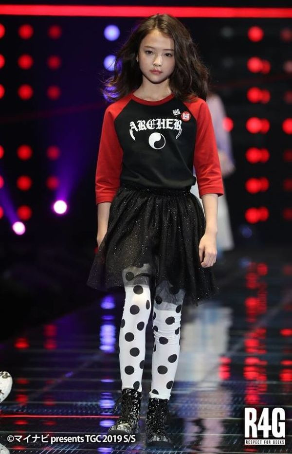 Mẫu nhí Ella Gross là ai mà khiến Sơn Tùng M-TP "thả tim" miệt mài trên Instagram ảnh 7 Ella Gross catwalk “thần sầu” khi được mời diễn tại Nhật Bản cùng những người mẫu nổi tiếng.