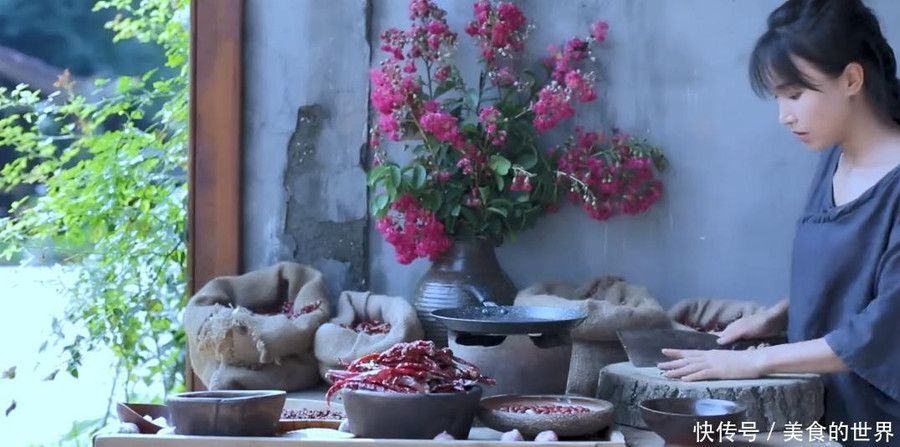 "Tiên nữ đồng quê" Lý Tử Thất: Đằng sau cuộc sống tiên cảnh vạn người ao ước là cuộc đời thăng trầm được xoa dịu bằng ẩm thực dân dã - Ảnh 10. "Tiên nữ đồng quê" Lý Tử Thất: Đằng sau cuộc sống tiên cảnh vạn người ao ước là cuộc đời thăng trầm được xoa dịu bằng ẩm thực dân dã - Ảnh 10.