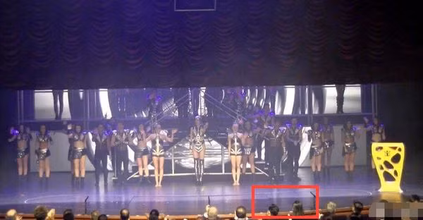 Đập tan tin đồn ly hôn, Huỳnh Hiểu Minh xuất hiện cùng Angelababy, chu đáo nâng váy giúp vợ ảnh 10