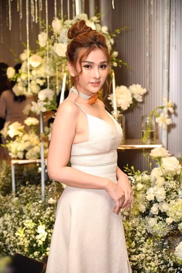 Thu Thủy gây choáng người nhìn với gương mặt biến dạng và bắp tay ngấn mỡ-2