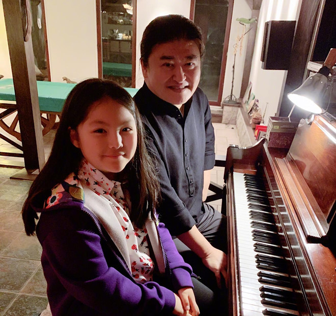 Thầy giáo dạy nhạc cho Vương Thi Linh là nam ca sĩ gạo cội hàng đầu của Trung Quốc Lưu Hoan, người từng thể hiện ca khúc Hảo hán ca trong phim Thủy hử. Năm 2018, Vương Thi Linh cũng đoạt giải trong một cuộc thi vẽ tranh và thư pháp. Cuoc song phu day hang hieu cua con gai MC quyen luc Trung Quoc hinh anh 9