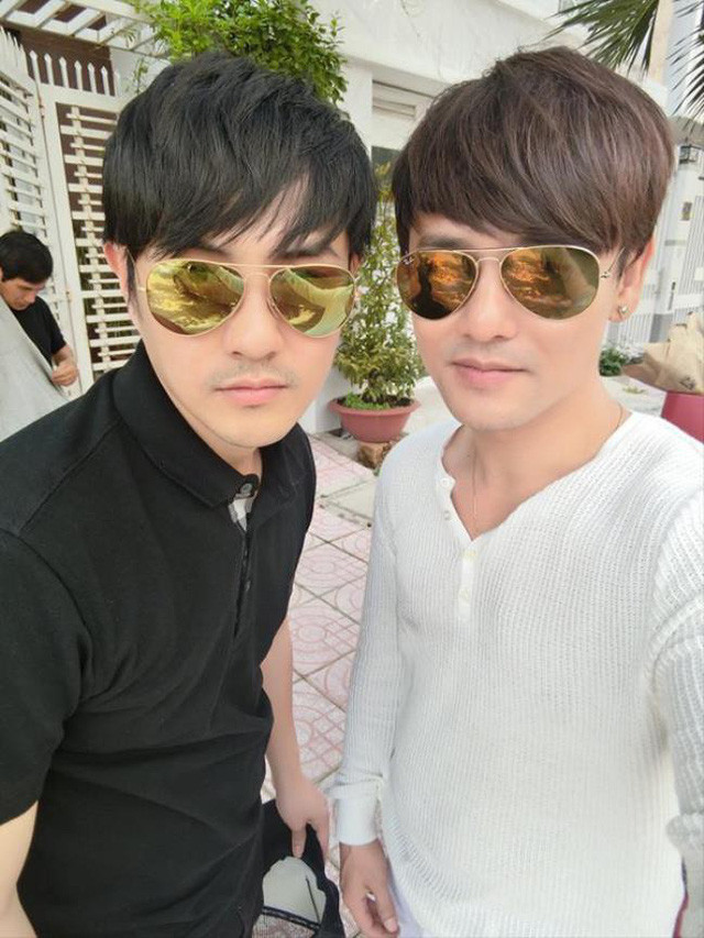 10 cặp nghệ sĩ Vbiz không "bà con họ hàng" nhưng lại giống nhau đến khó tin ảnh 23 Nếu gõ google để tìm kiếm về Ông Cao Thắng chắc chắn sẽ có thông tin Ông Cao Thắng và Ưng Đại Vệ có phải là anh em?. Nhiều người hâm mộ thắc mắc đến mức phải lên mạng tìm hiểu về lai lịch và gốc gác của hai nam ca sĩ này.