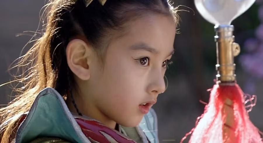 Tống Tổ Nhi: Sinh ngày 23/5/1998 tại Thiên Tân (Trung Quốc), Tống Tổ Nhi vào nghề từ năm 7 tuổi. Sự nghiệp diễn xuất của diễn viên họ Tống không quá hoành tráng như các bạn đồng trang lứa, dẫu vậy, cô vẫn gây ấn tượng với khán giả nhờ vai Na Tra trong Bảo Liên đăng tiền truyện. Một số bộ phim khác mà Tống Tổ Nhi từng tham gia lúc nhỏ có thể kể đến Mật lệnh 1949, Biển rộng trời cao, Người là thiên sứ... Nhung sao nhi