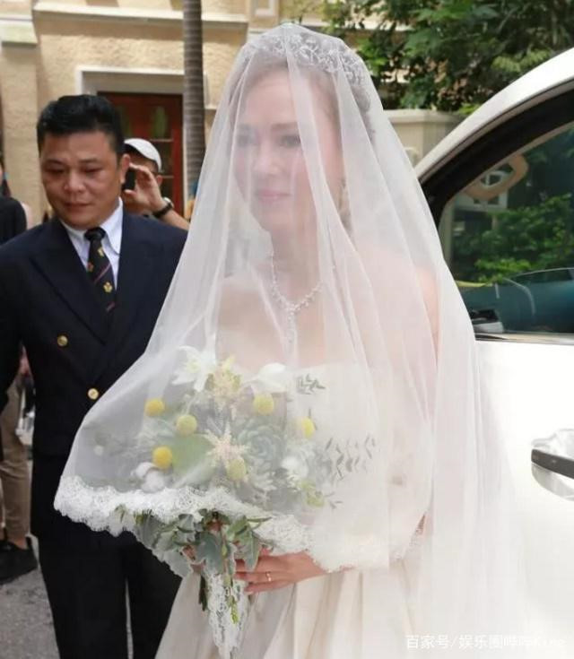 Trang On đưa tin trưa 8/6, lễ cưới của nữ diễn viên Ông Tĩnh Tinh và Hà Du Bưu được tổ chức tại một nhà thờ ở Hong Kong. Trước đó, hôm 22/5, cặp đôi đã tổ chức lễ cưới riêng tư ở Pháp.