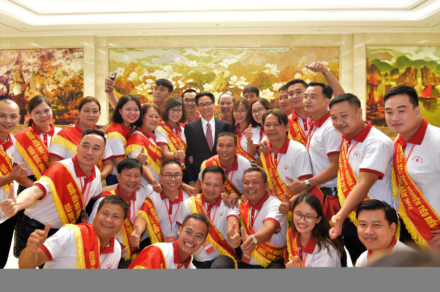 Phó Thủ tướng Vũ Đức Đam và các tấm gương hiến máu tiêu biểu. Ảnh: VGP/Nhật Bắc Phó Thủ tướng Vũ Đức Đam và các tấm gương hiến máu tiêu biểu. Ảnh: VGP/Nhật Bắc