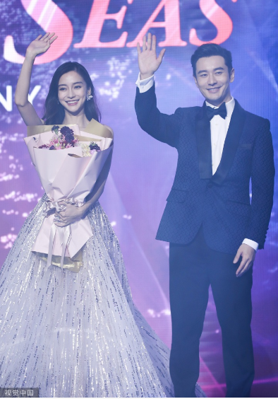 Chu đáo nâng váy giúp vợ, Huỳnh Hiểu Minh đập tan tin đồn ly hôn Angelababy ảnh 1 Đập tan tin đồn ly hôn, Huỳnh Hiểu Minh xuất hiện cùng Angelababy, chu đáo nâng váy giúp vợ ảnh 1