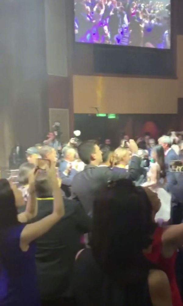 Chu đáo nâng váy giúp vợ, Huỳnh Hiểu Minh đập tan tin đồn ly hôn Angelababy ảnh 10 Đập tan tin đồn ly hôn, Huỳnh Hiểu Minh xuất hiện cùng Angelababy, chu đáo nâng váy giúp vợ ảnh 11