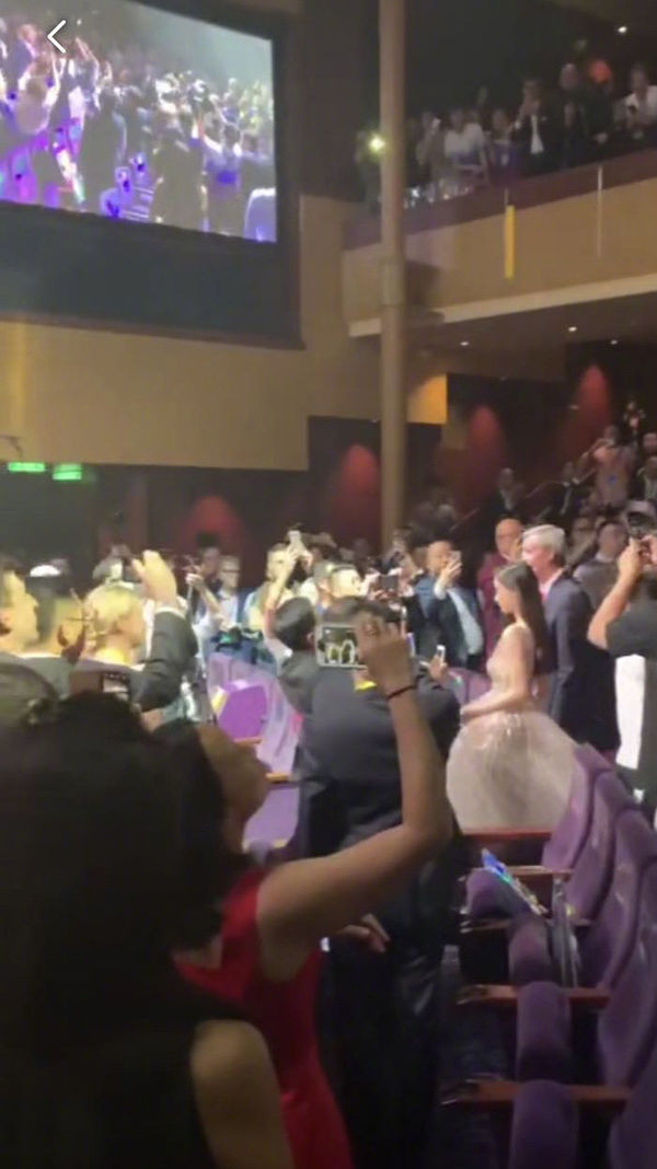 Chu đáo nâng váy giúp vợ, Huỳnh Hiểu Minh đập tan tin đồn ly hôn Angelababy ảnh 11 Đập tan tin đồn ly hôn, Huỳnh Hiểu Minh xuất hiện cùng Angelababy, chu đáo nâng váy giúp vợ ảnh 12