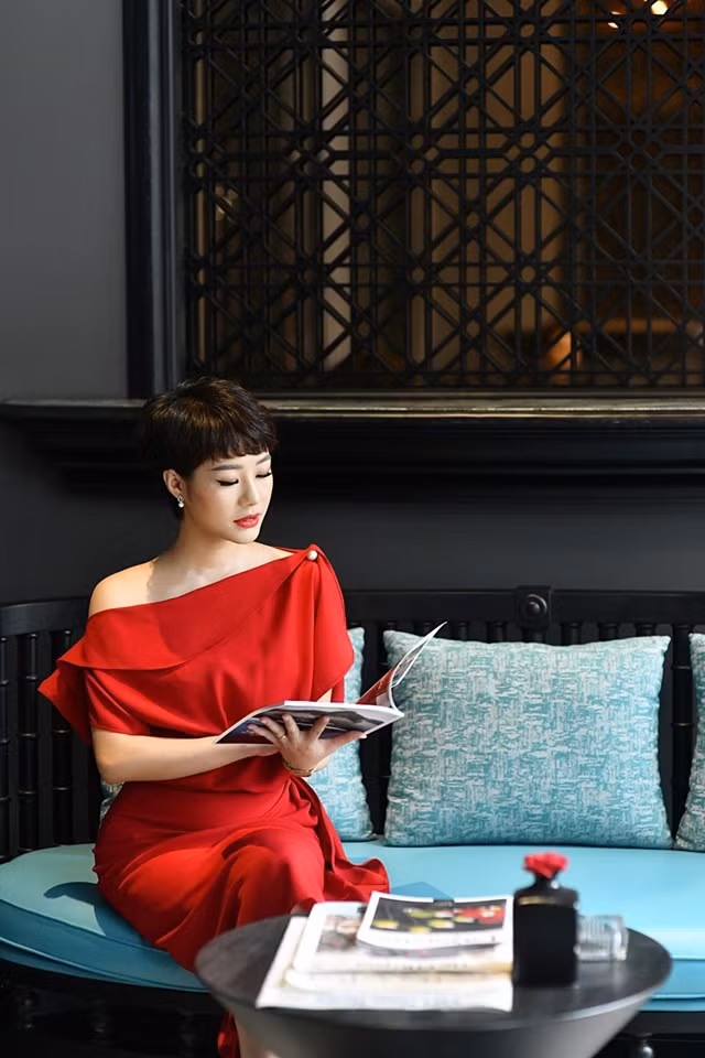 Nhân vật đang được thương nhiều nhất "Về nhà đi con": Ngoài đời cũng là Hoa hậu, sang chảnh thần thái hơn cả trên phim - Ảnh 6.