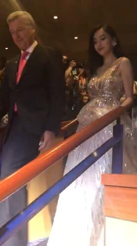 Chu đáo nâng váy giúp vợ, Huỳnh Hiểu Minh đập tan tin đồn ly hôn Angelababy ảnh 5 Đập tan tin đồn ly hôn, Huỳnh Hiểu Minh xuất hiện cùng Angelababy, chu đáo nâng váy giúp vợ ảnh 5