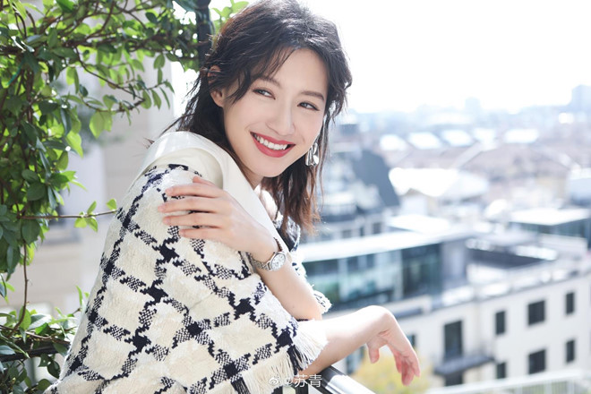 Tô Thanh sinh năm 1989, từng gây ấn tượng với vai phản diện Nhĩ Tình trong Diên Hi công lược. Tô Thanh còn đóng Lâm Triều Anh trong Thần điêu đại hiệp 2019. Trong phim cô vào vai A Châu si tình. Nhan sac goi cam cua dan sao nu