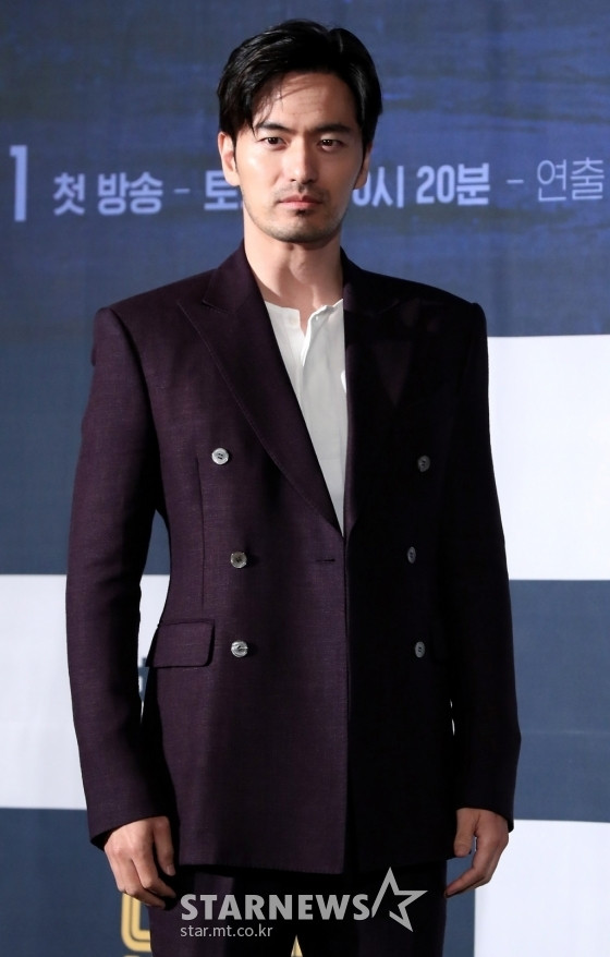 Nữ ca sĩ bị "ném đá" vì chọn Lee Jin Wook làm mẫu bạn trai lý tưởng ảnh 4 Lần đầu trong K-biz: Nữ ca sĩ bị dư luận ném đá chỉ vì chọn Lee Jin Wook làm mẫu bạn trai lý tưởng ảnh 3