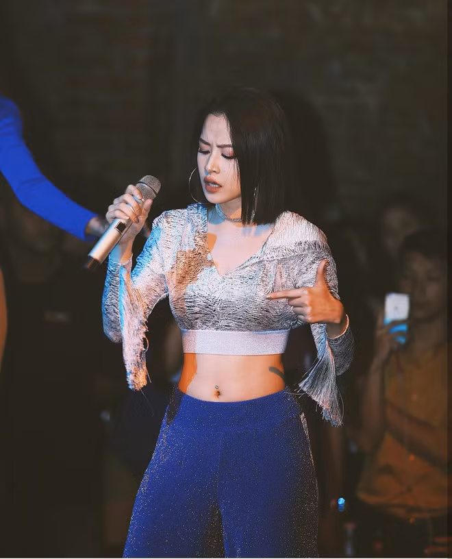 Chi Pu nhieu lan gay tranh cai vi trang phuc giong nha mot quoc te hinh anh 5 