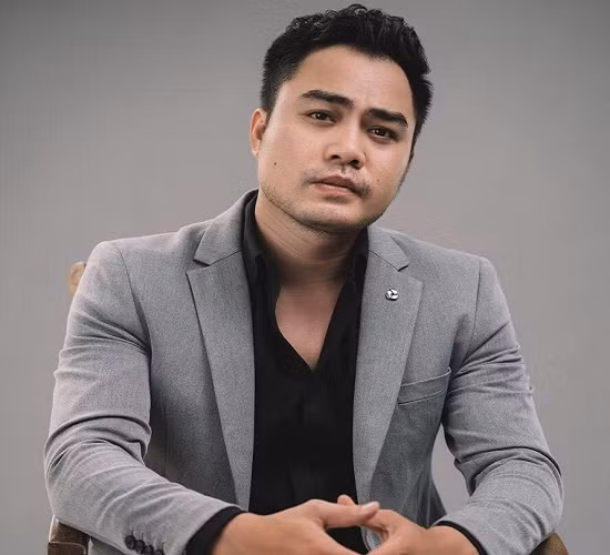 Đăng ảnh khác xa trong phim, ông chồng bị ghét nhất 