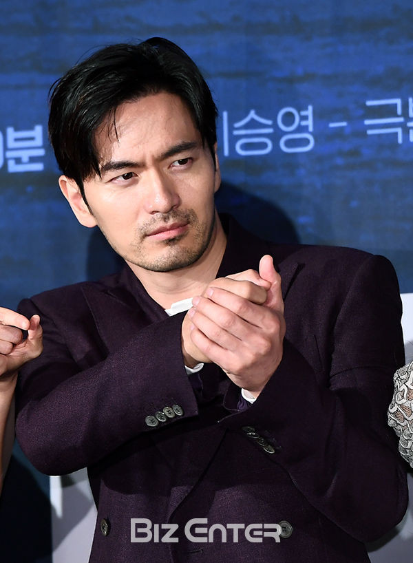 Nữ ca sĩ bị "ném đá" vì chọn Lee Jin Wook làm mẫu bạn trai lý tưởng ảnh 3 Lần đầu trong K-biz: Nữ ca sĩ bị dư luận ném đá chỉ vì chọn Lee Jin Wook làm mẫu bạn trai lý tưởng ảnh 2