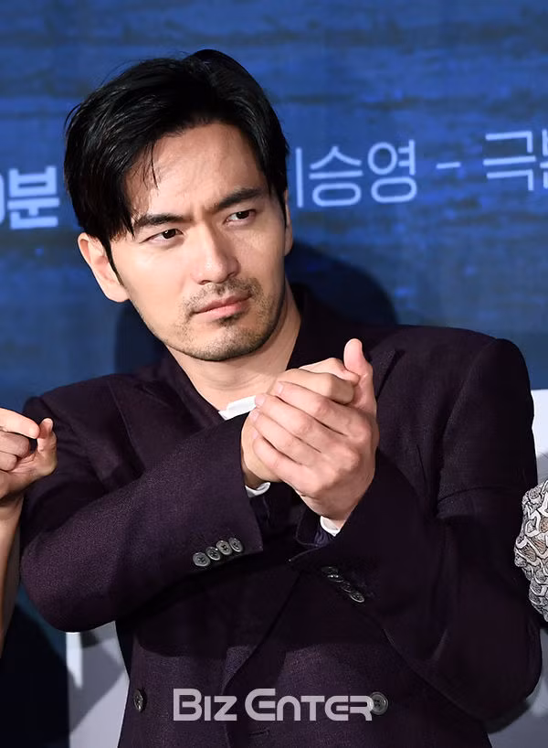 Lần đầu trong K-biz: Nữ ca sĩ bị dư luận ném đá chỉ vì chọn Lee Jin Wook làm mẫu bạn trai lý tưởng ảnh 2