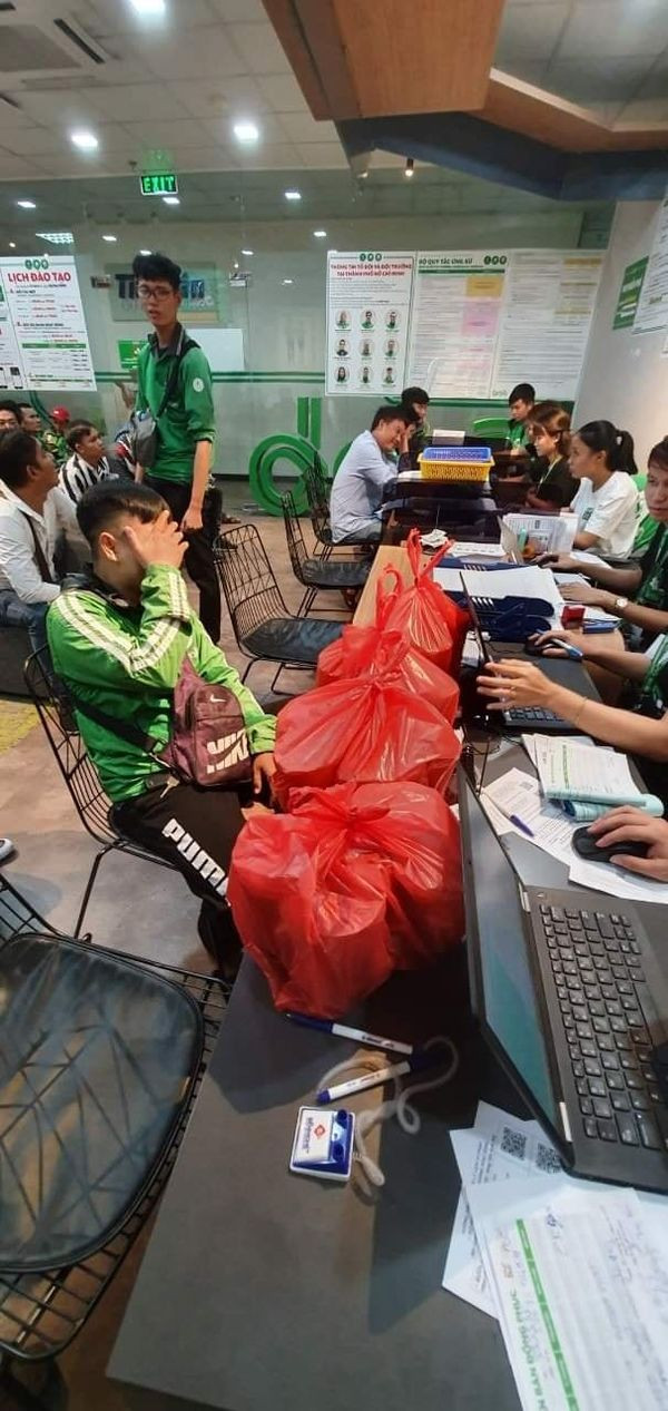 Bùng 20 ly trà sữa hơn 1 triệu đồng còn thách thức: Mình bom nha, gái xinh bị dân mạng truy lùng ném đá đến khoá tài khoản ảnh 3