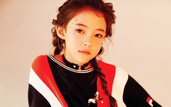 Mẫu nhí Ella Gross là ai mà khiến Sơn Tùng M-TP "thả tim" miệt mài trên Instagram ảnh 3 Ella Gross được cho là sở hữu nét đẹp phép cộng của Song Hye Kyo và Jennie (Black Pink).