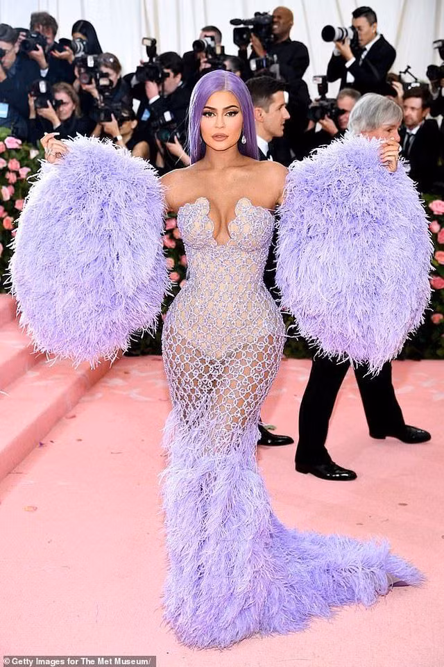 Cô gái 21 tuổi làm “lu mờ” gia sản của những ngôi sao quốc tế - 2