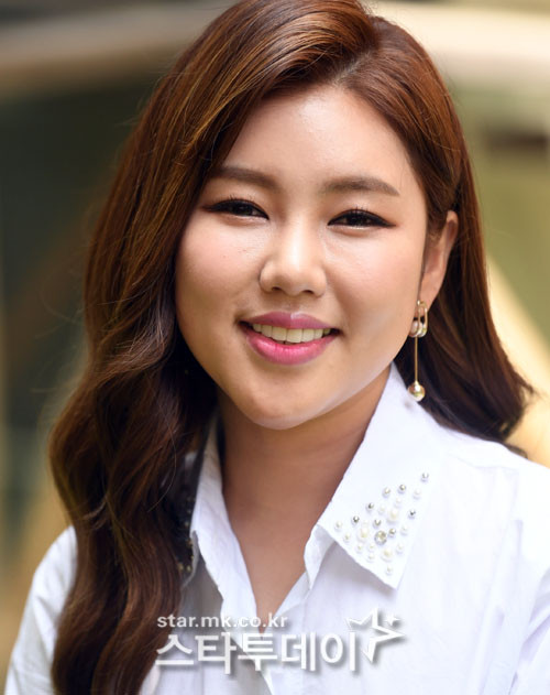 Nữ ca sĩ bị "ném đá" vì chọn Lee Jin Wook làm mẫu bạn trai lý tưởng ảnh 2 Lần đầu trong K-biz: Nữ ca sĩ bị dư luận ném đá chỉ vì chọn Lee Jin Wook làm mẫu bạn trai lý tưởng ảnh 1