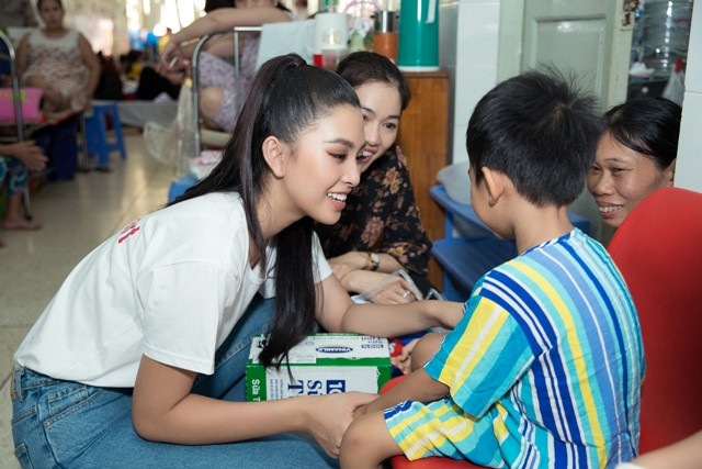 Hoa hậu Tiểu Vy rơi nước mắt thăm bệnh nhi tại Bệnh viện Nhi Đồng TP.HCM.