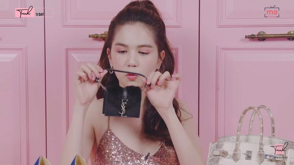 Một niềm đam mê khác của Trinh là loạt túi mini bé xíu, chỉ đủ để một thỏi son hay lọ thuốc nhỏ mắt.