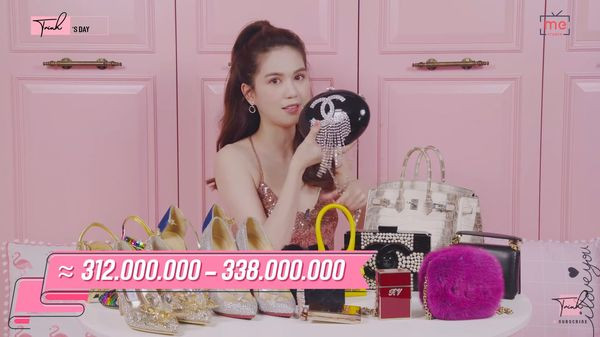 Chiếc túi đắt thứ 2 là một sản phẩm của Chanel với phom hình cầu và tua rua. Giá thành của nó trong khoảng 312 - 338 triệu đồng.