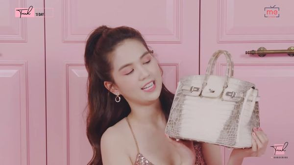 Người đẹp tự hào khẳng định: “Một chiếc túi đắt tiền và khó sở hữu chỉ quan trọng là bạn có nhiều tiền để sở hữu nó ngay và liền hay không”.
