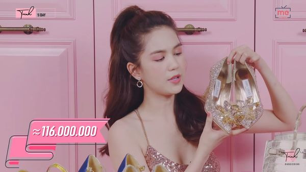 Ngoài ra, Ngọc Trinh cũng khoe đôi giày Cinderella của Jimmy Choo với mức giá tầm 116 triệu đồng, tuy nhiên trước giờ chân dài chỉ dùng một lần để chụp ảnh.