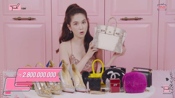 Nhưng vì không muốn đợi đến 3 tháng để sở hữu nên cô nàng đã chi ra thêm 1 tỷ 4 để sắm sửa các thứ khác, sau đó mới đủ điều kiện mua Himalayan, thế nên tổng giá trị của nó thành ra 2 tỷ 8. Theo đó, đây là món đồ đắt giá nhất của cô.