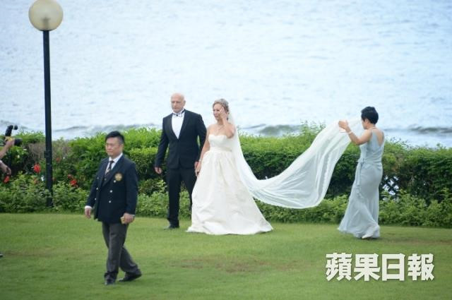 Nữ diễn viên Ông Tĩnh Tinh nói về ý định từ thiện sau khi cưới tỷ phú: “Những đồ trang sức tôi đeo trong lễ cưới cũng sẽ được dùng vào mục đích từ thiện. Tôi muốn tặng toàn bộ. Tôi cũng muốn có con bằng cách nào đó. Hai con gái của tôi với người chồng trước ủng hộ mọi quyết định của mẹ”.