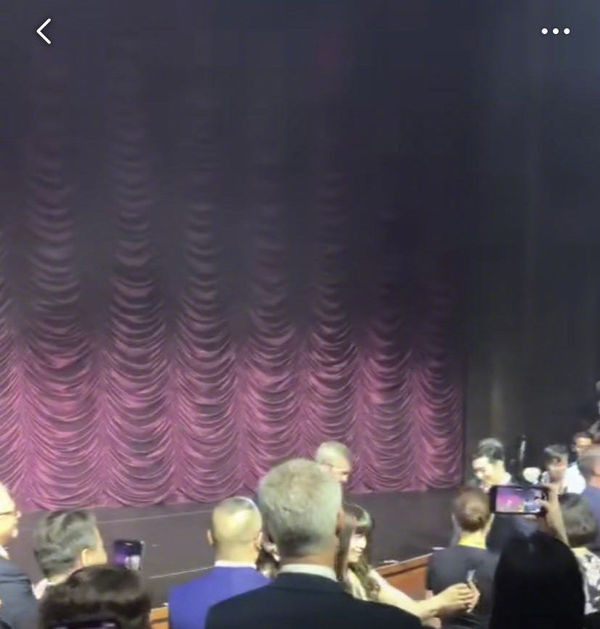 Chu đáo nâng váy giúp vợ, Huỳnh Hiểu Minh đập tan tin đồn ly hôn Angelababy ảnh 12 Đập tan tin đồn ly hôn, Huỳnh Hiểu Minh xuất hiện cùng Angelababy, chu đáo nâng váy giúp vợ ảnh 13