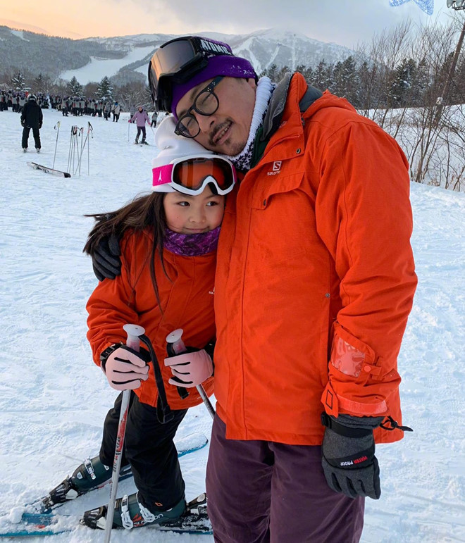 Lý Tương còn tiết lộ ở nhà Vương Thi Linh thích nấu ăn, cô bé còn học cách nấu các món ăn lạ miệng bằng sách dạy nấu ăn tiếng Anh. Điều này khiến Lý Tương rất tự hào. Cuoc song phu day hang hieu cua con gai MC quyen luc Trung Quoc hinh anh 11