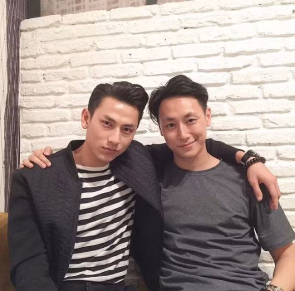 Hai anh chàng từng khiến người hâm mộ phát cuồng vì bức ảnh chụp cùng. Đã có nhiều lời bàn tán xung quanh việc Isaac và Rocker Nguyễn có phải là anh em ruột không. Dù điều đó là không phải nhưng nếu nhìn vào bức ảnh này nhiều người chắc vẫn sẽ hoang mang lắm.