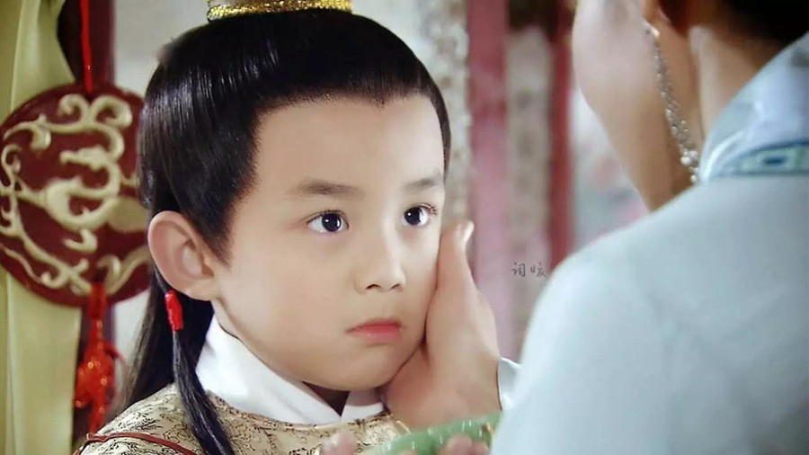 Ngô Lỗi: Nam diễn viên sinh ngày 26/12/1999 tại Thượng Hải (Trung Quốc) và là diễn viên nhí đình đám của làng giải trí Hoa ngữ. Ngô Lỗi được mời đóng quảng cáo từ năm lên 3 và chính thức tham gia đóng phim một năm sau đó. Khán giả yêu mến Ngô Lỗi qua nhân vật Tiểu Na Tra trong Bảng phong thần và vai diễn Dương Lục Lang (lúc nhỏ) của Thiếu niên Dương gia tướng. Một số tác phẩm khác mà anh từng góp mặt có thể kể đến Trường hận ca,Tình thâm, Ma kiếm sinh tử kỳ, Tân Bao Thanh Thiên, Đoàn viên, Hậu cung... Nhung sao nhi