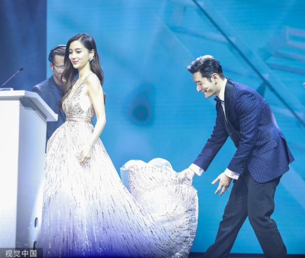 Chu đáo nâng váy giúp vợ, Huỳnh Hiểu Minh đập tan tin đồn ly hôn Angelababy ảnh 2 Đập tan tin đồn ly hôn, Huỳnh Hiểu Minh xuất hiện cùng Angelababy, chu đáo nâng váy giúp vợ ảnh 2