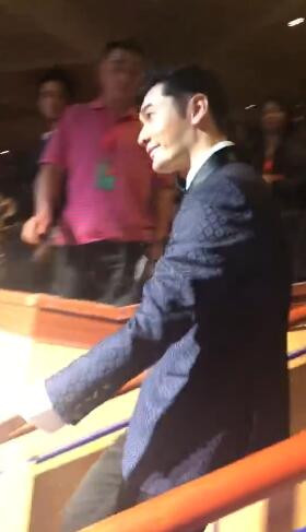 Chu đáo nâng váy giúp vợ, Huỳnh Hiểu Minh đập tan tin đồn ly hôn Angelababy ảnh 7 Đập tan tin đồn ly hôn, Huỳnh Hiểu Minh xuất hiện cùng Angelababy, chu đáo nâng váy giúp vợ ảnh 8