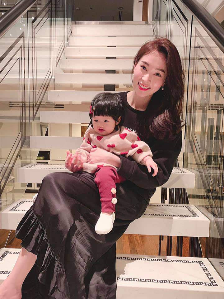 Mở tủ đồ của Hoa hậu Đặng Thu Thảo, ai cũng bất ngờ vì thấy điều này ảnh 16 dang thu thao: nang hoa hau so huu tu do khong co gi ngoai trang va den - 16