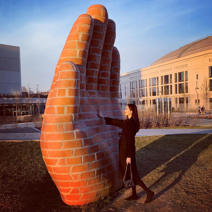 Mở tủ đồ của Hoa hậu Đặng Thu Thảo, ai cũng bất ngờ vì thấy điều này ảnh 15 dang thu thao: nang hoa hau so huu tu do khong co gi ngoai trang va den - 15